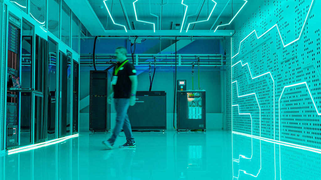 חדר שרתים ב דאטה סנטר של Nvidia בלונדון