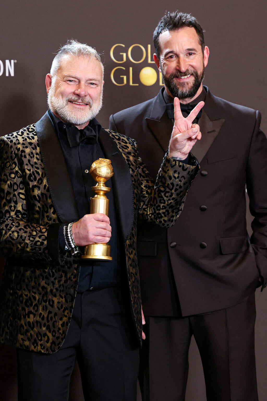 מימין השחקן  נואה ווילי עם יוצר הסדרה "הפיט" ר' סקוט גמיל פנאי