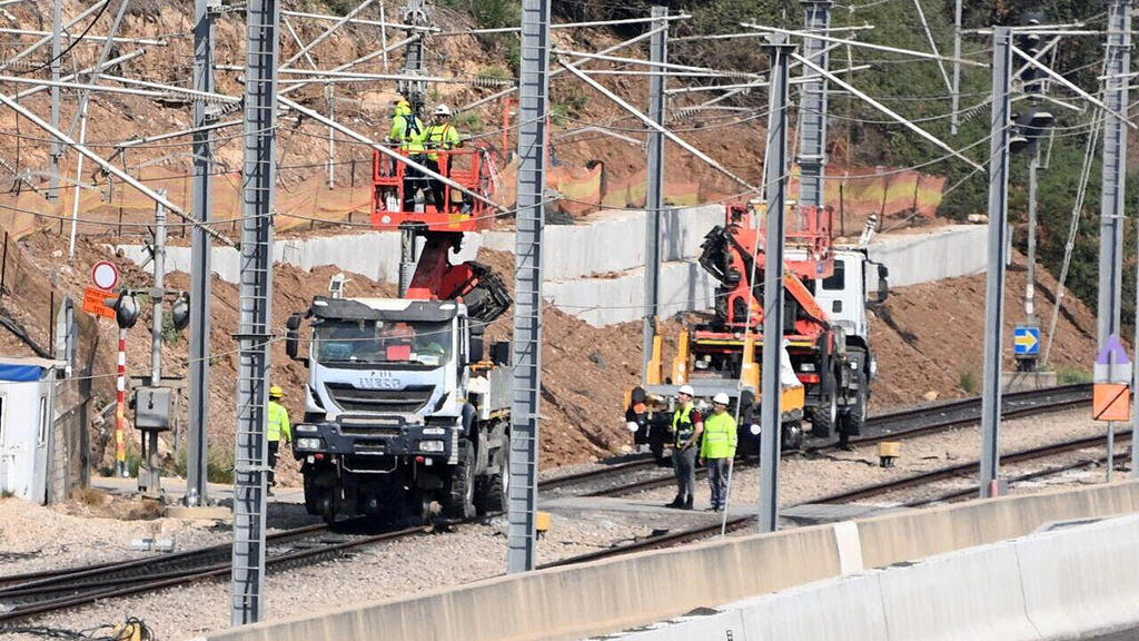 מתקנים את התשתית אחרי פגיעת רכבת המשא בקו בין נתניה לחדרה באוגוסט 2025 (צילום: יאיר שגיא) ישמול הרכבת אחרי פגיעת רכבת המשא בקו בין נתניה לחדרה באוגוסט 2025