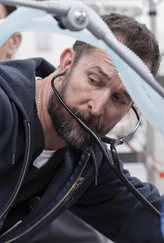 מתוך סדרת הדרמה הרפואית הפיט The Pitt פנאי