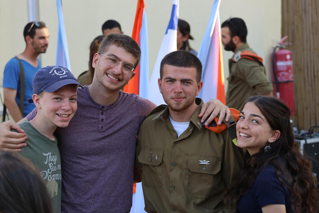 ינאי קמינקא עם אחיו תמנה, ליעם ונבו. "כשאני מדברת על פיתוח מנהלים, אני מספרת על סימולציה שהוא עשה למפקדים אצלו"