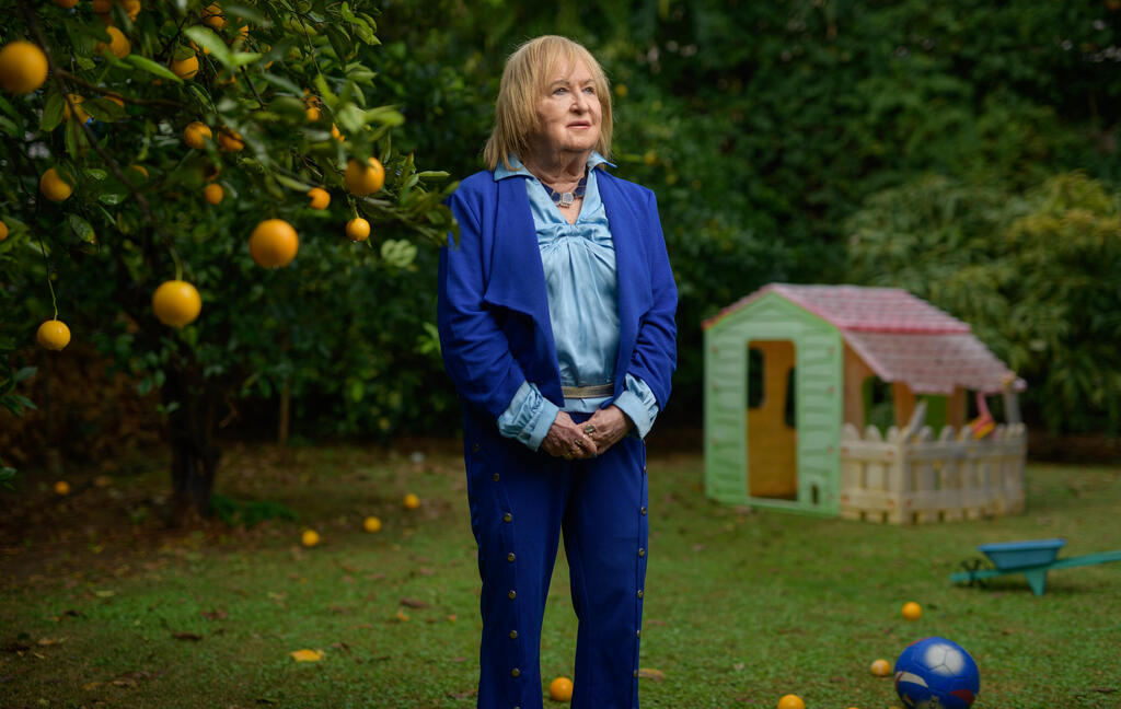 קמינקא בחצר ביתה בכפר סבא, השבוע. "שכול של סבים הוא בכמה רמות, עם האבל שלהם, של ילדיהם ושל המשפחה המורחבת"