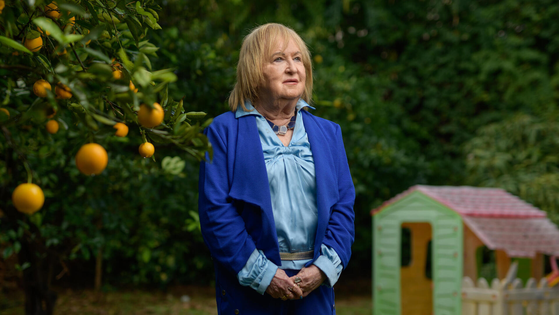 קמינקא בחצר ביתה בכפר סבא, השבוע. "שכול של סבים הוא בכמה רמות, עם האבל שלהם, של ילדיהם ושל המשפחה המורחבת"