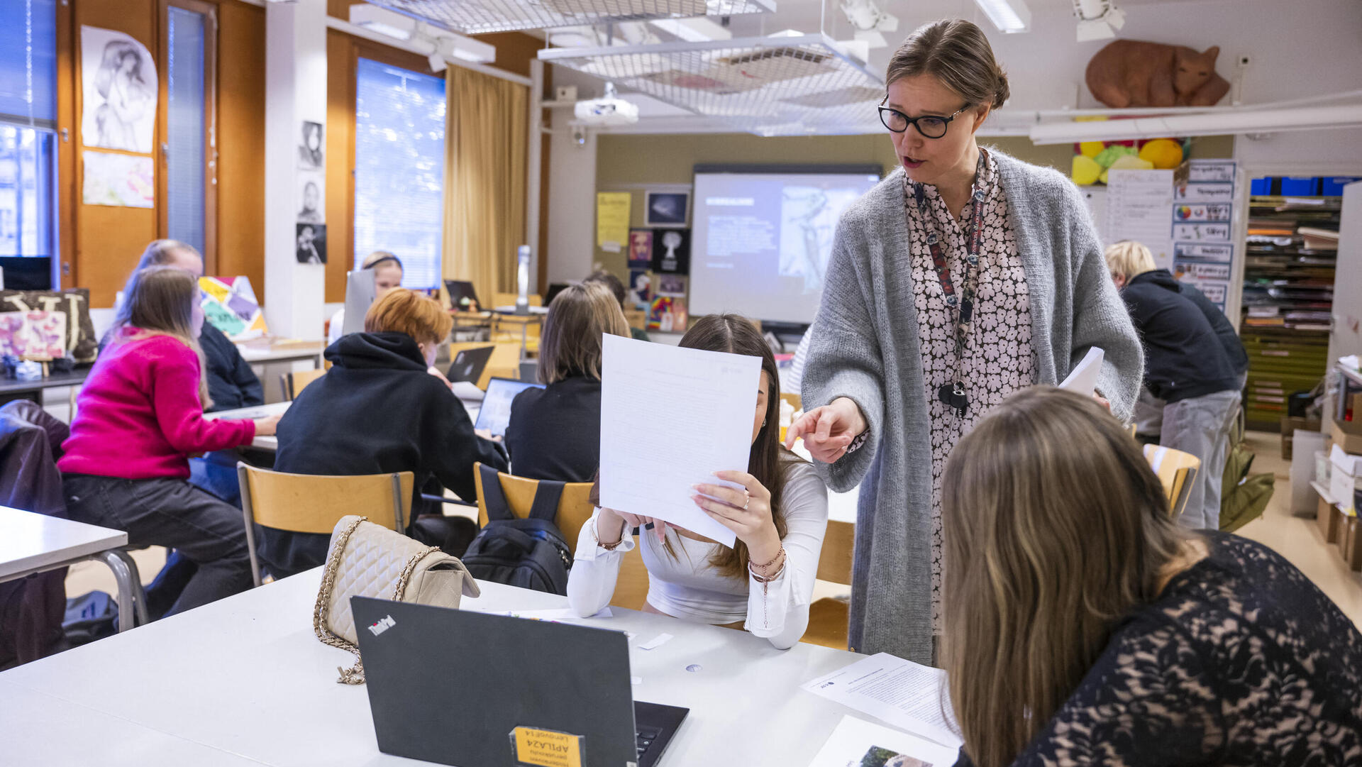 שיעור באוריינות דיגיטלית בהלסינקי, 2024 . "בארה"ב מורים נמנעים מלדון בדיסאינפורמציה מחשש להכעיס הורים, אבל עבורנו מדובר במיומנות יסוד א־פוליטית"