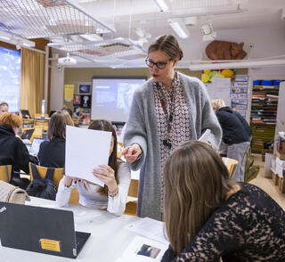 שיעור באוריינות דיגיטלית בהלסינקי, 2024 . "בארה"ב מורים נמנעים מלדון בדיסאינפורמציה מחשש להכעיס הורים, אבל עבורנו מדובר במיומנות יסוד א־פוליטית"