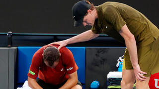 מימין יאניק סינר והוגו גסטון בסיבוב הראשון של האליפות טניס