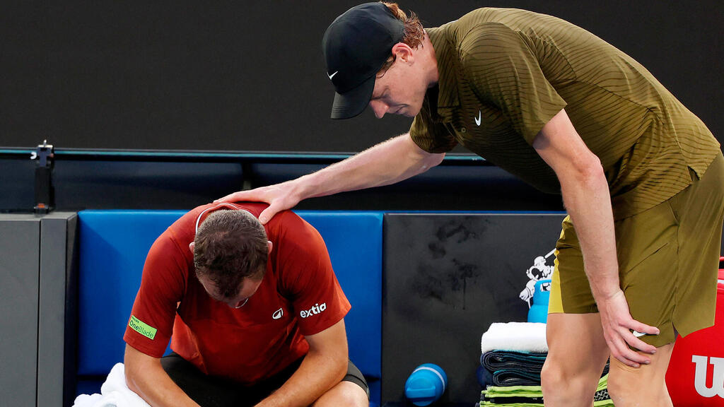 מימין יאניק סינר והוגו גסטון בסיבוב הראשון של האליפות טניס