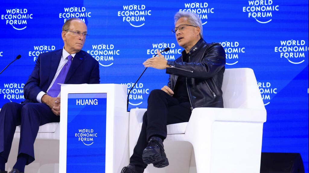 מייסד ומנכ"ל אנבידיה, ג'נסן הואנג, בשיחה עם מנכ"ל בלקרוק לארי פינק בפורום הכלכלי העולמי בדאבוס (צילום: Krisztian Bocsi/Bloomberg) ג׳נסן הואנג אנבידיה לארי פינק בלאקרוק