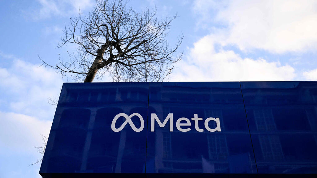 מטא. מתחמשת בשבבים (צילום: INA FASSBENDER / AFP) דוכן של מטא ב פורום הכלכלי העולמי ב דאבוס 20.1.26