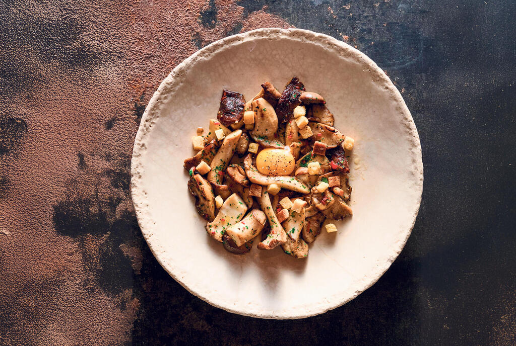 פנאי פטריות חלמון ציר אספרגוס וגבינת ירדן במסעדת קלארו