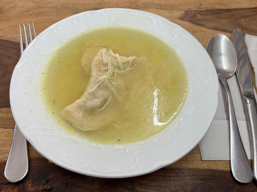 מרק עוף, מפגש רקפת (קרדיט: עדי סמולר) מרק עוף, מפגש רקפת