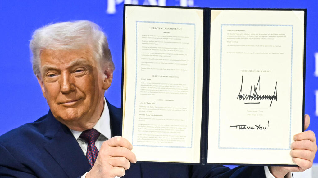 נשיא ארה"ב דונלד טראמפ מציג את מועצת השלום ב פורום הכלכלי העולמי ב דאבוס 22.1.26