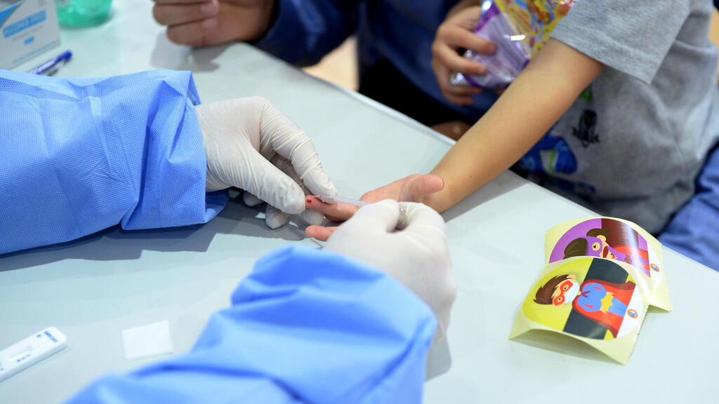 Blood tests for children (Kobi Koenek) חיילים של פיקוד העורף מבצעים בדיקת דם לילדים