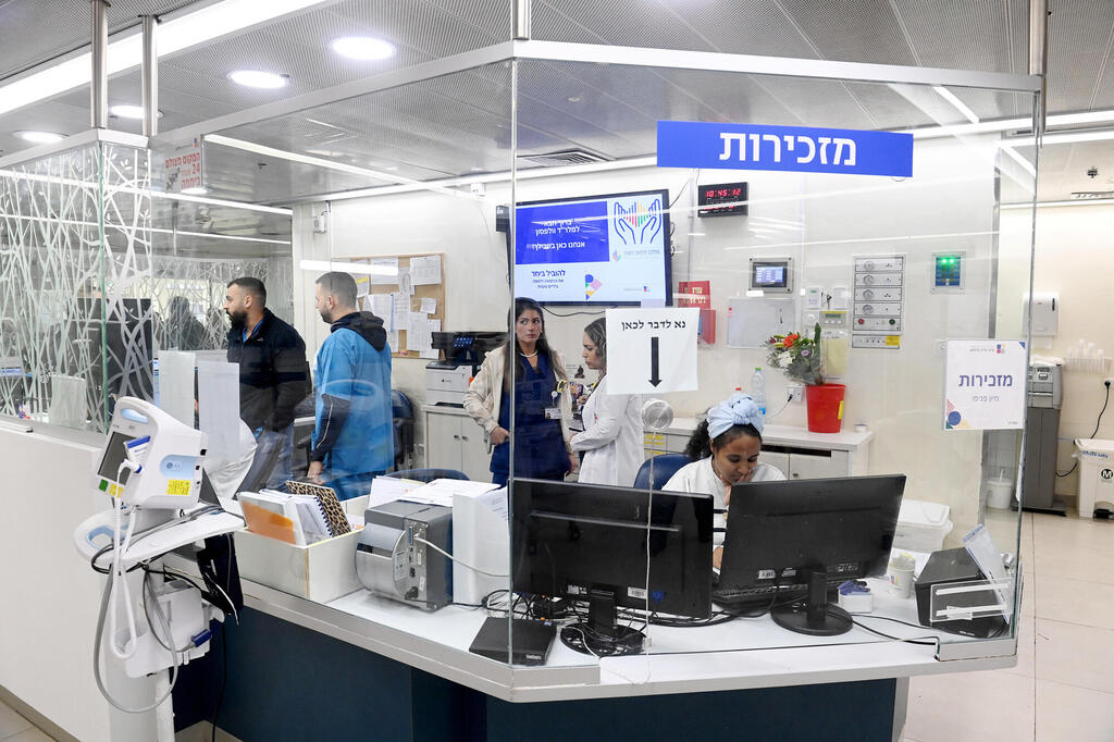בתי החולים מוגדרים כמשק חיוני (צילום: קובי קואנקס) רופאים ו אחיות ב בית ה חולים וולפסון