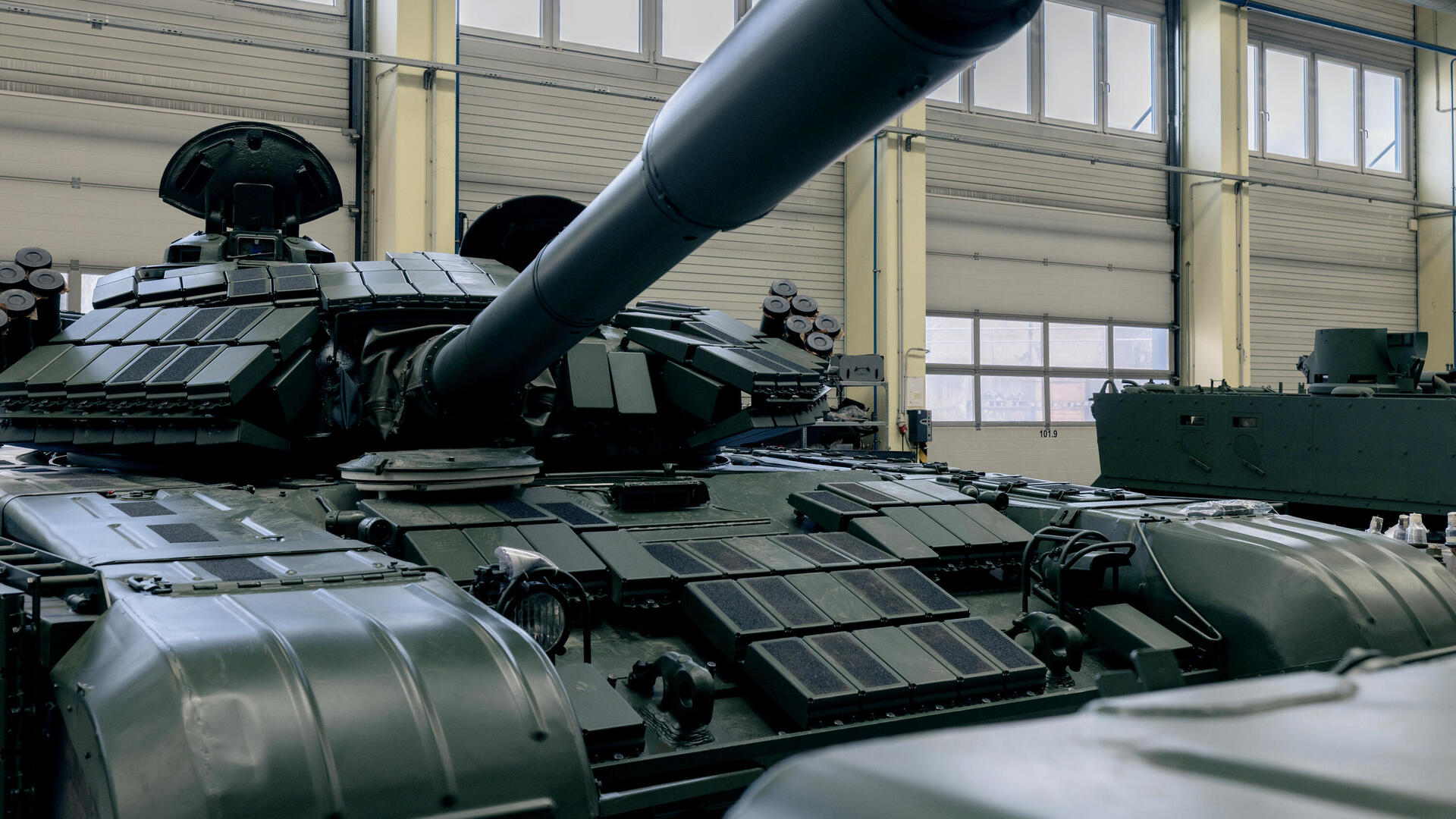 טנק במפעל של חברת הנשק והתחמושת הצ’כית Czechoslovak Group  - CSG  בשטרנברק ב צ'כיה