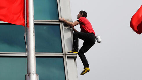 נטפליקס טיפסה גבוה מדי: הציגה בשידור חי מטפס שעלה לגובה 101 קומות – ללא אמצעי...