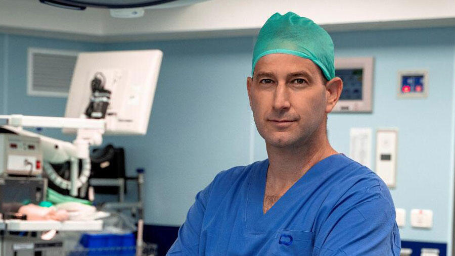 ד״ר עופר זקס, מנהל יחידת ברך וספורט במערך האורתופדי בבית החולים לניאדו