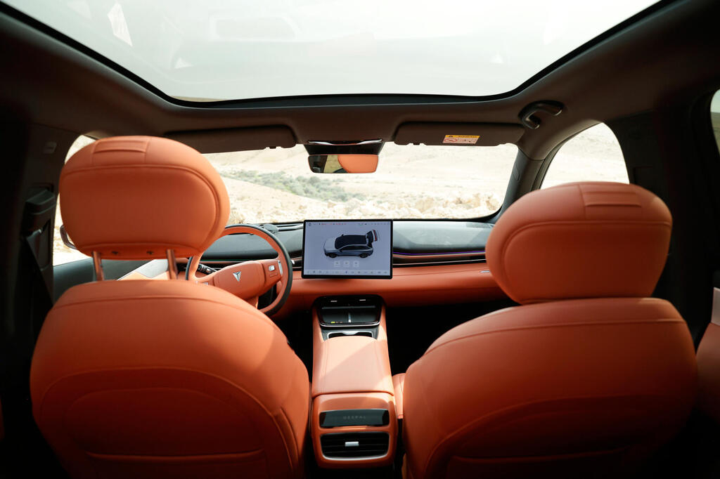 מבט מבפנים. המושבים, כולל הגימיק הטיפשי של “עור טבעוני”, טובים מאוד (צילום: אוראל כהן) צילומים מבחן רכב דיפאל 05