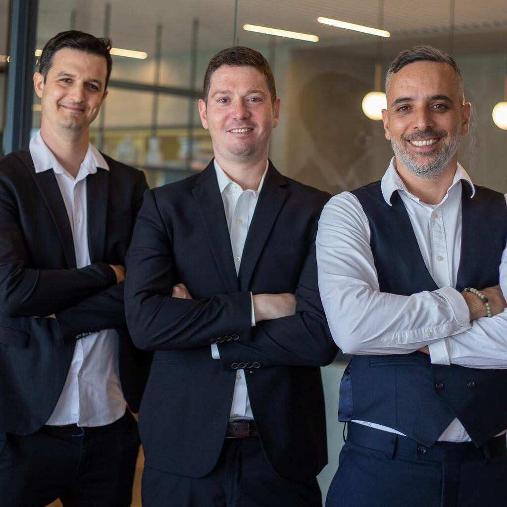 מימין עוה"ד רועי ביטון אדם לוין ו יונתן רפפורט