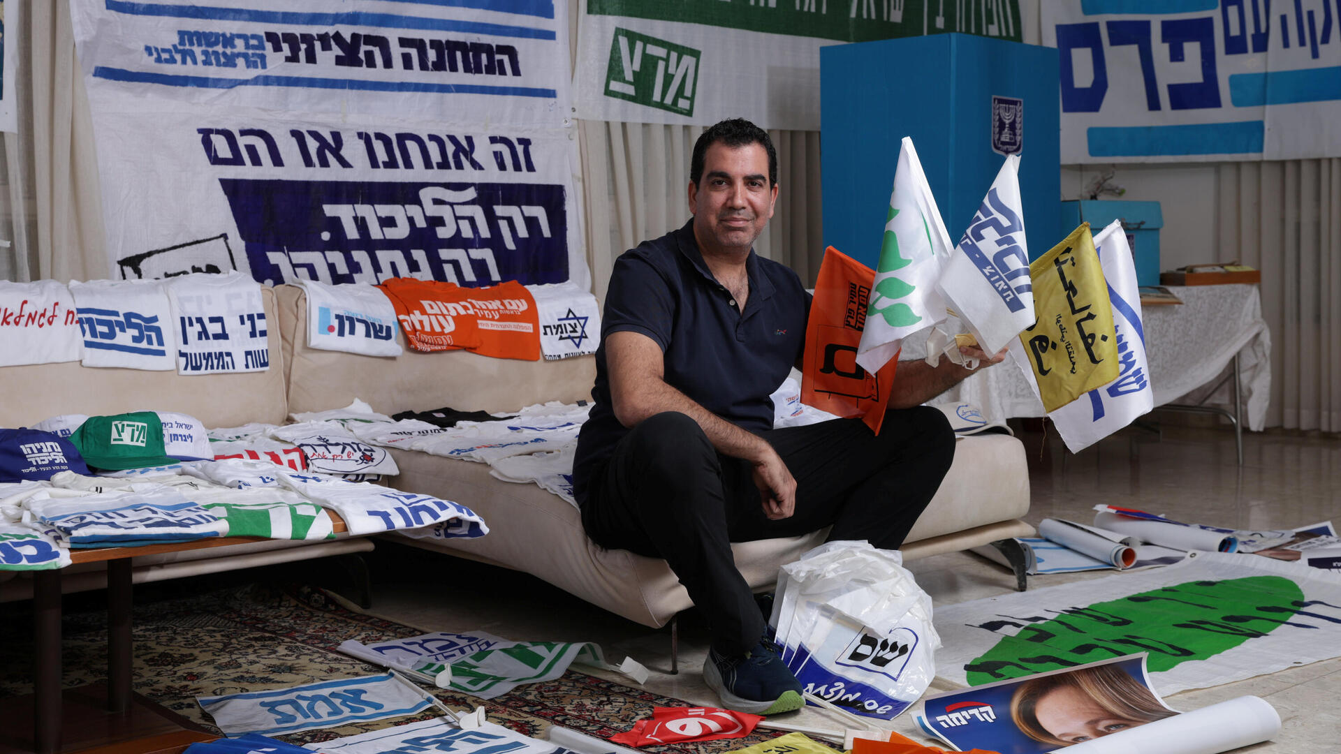 עמית בבית נעוריו שברמת גן. "פעם אספתי מצעי מפלגות, אבל עם הזמן הם נעלמו. זו עדות לכך שהציבור נהיה יותר מטומטם, ולא מעניינת אותו פוליטיקה, אלא רק תדמית"