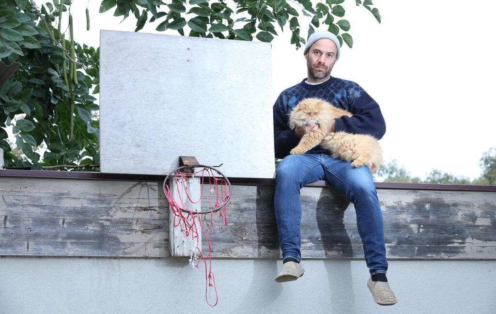  המבורגר בביתו בפרדס חנה. "מה שראיתי מאבא שלי, איך הוא עושה דברים ומה הוא עושה - זה לא אני. זה לא קשור אליי. אני לא יודע לעשות את זה, לא יודע"