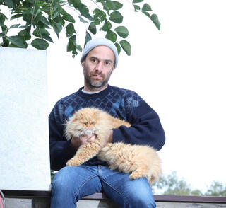  המבורגר בביתו בפרדס חנה. "מה שראיתי מאבא שלי, איך הוא עושה דברים ומה הוא עושה - זה לא אני. זה לא קשור אליי. אני לא יודע לעשות את זה, לא יודע"