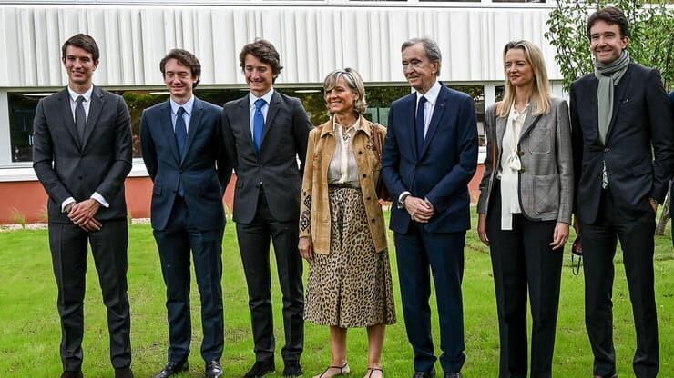 ברנאר ארנו עם אשתו ו ילדיו