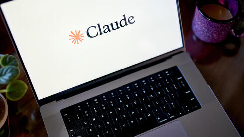 גל ירידות במניות הדאטה והמשפט: תוספי ה-AI של אנת'רופיק מטלטלים את השוק