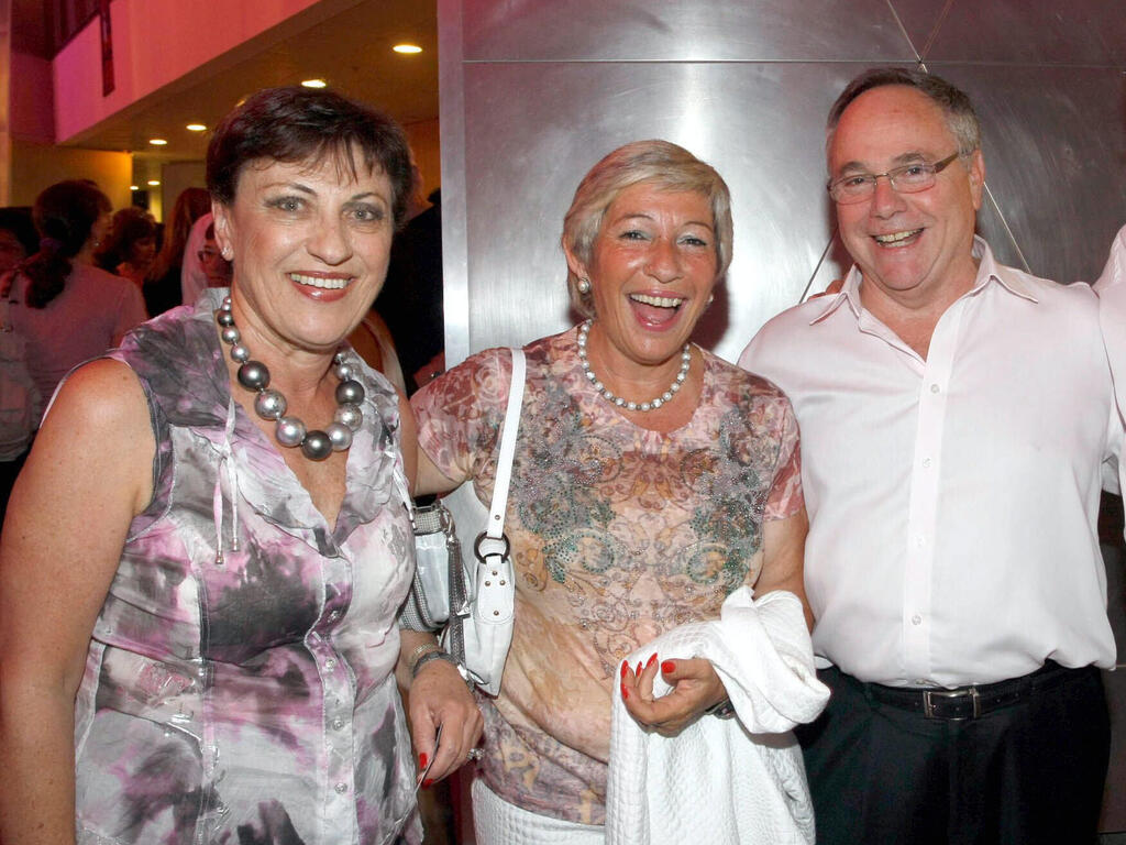 יאיר לצד אחותו, נורית מנור, ואשתו אילנה. הסבא קיבל את סוכנות הביטוח ובתמורה התחייב לטפל בבן של הבעלים שסבל ממוגבלות עד יום מותו