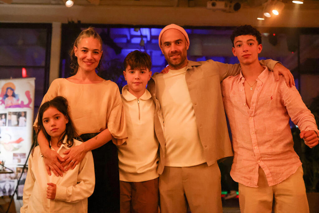 המבורגר עם בת זוגו לשעבר קורין קיציס וילדיהם (מימין) נח, אוריה ולאה. "מסיבות של שנאה וכעס על העולם, הבאתי ילדים בלי שהיתה לי מחשבה לעשות את זה"