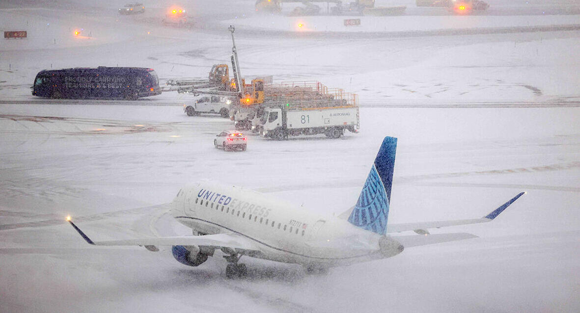 פוטו סופת שלג ארה"ב שדה תעופה ניו יורק 