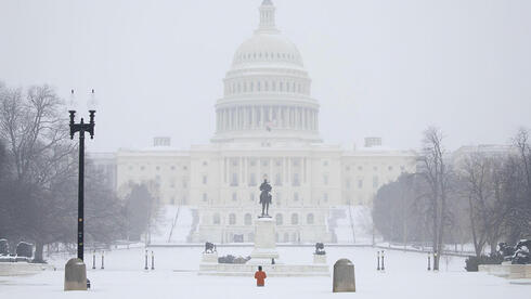 צילום: AFP/ AMID FARAHI שלג על עירם: תמונות מהסופה שפקדה את ארה"ב