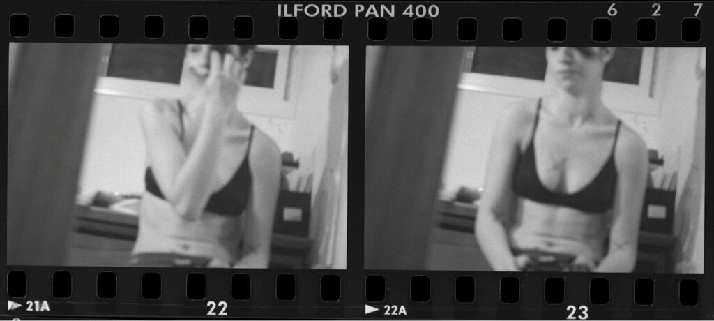 מתוך הסרט הדוקומנטרי הישראלי "יצאתי בשש" של ליבי קסל. "לפעמים לא צריך להשתמש באלימות. מעצם האיום הסמוי הנשים מתרגלות למציאות של הליכה על ביצים, כדי לא להכעיס. את הולכת בתלם. את מתנהגת יפה" (צילום: באדיבות כאן 11) מתוך הסרט הדוקומנטרי הישראלי "יצאתי בשש" של ליבי קסל. "לפעמים לא צריך להשתמש באלימות. מעצם האיום הסמוי הנשים מתרגלות למציאות של הליכה על ביצים, כדי לא להכעיס. את הולכת בתלם. את מתנהגת יפה"