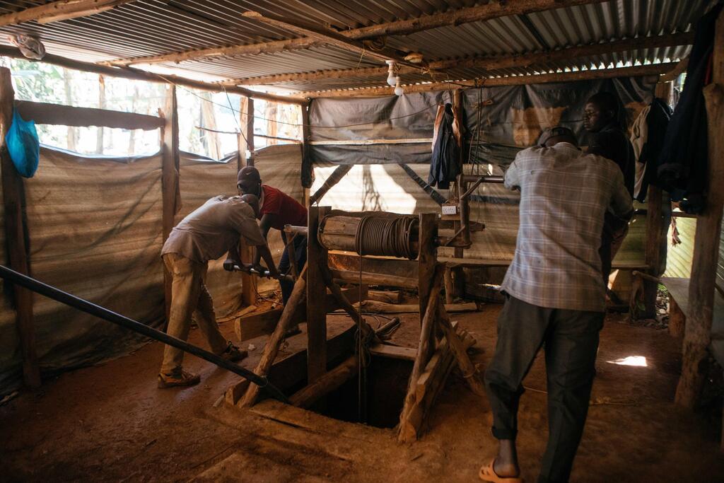 פועלים במכרה זהב בקניה (צילום: Kang-Chun Cheng/Bloomberg) פועלים במכרה זהב בקניה