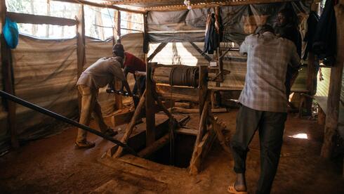 צילום: Kang-Chun Cheng/Bloomberg הבהלה לזהב גרסת 2026: חברות פותחות מחדש מכרות