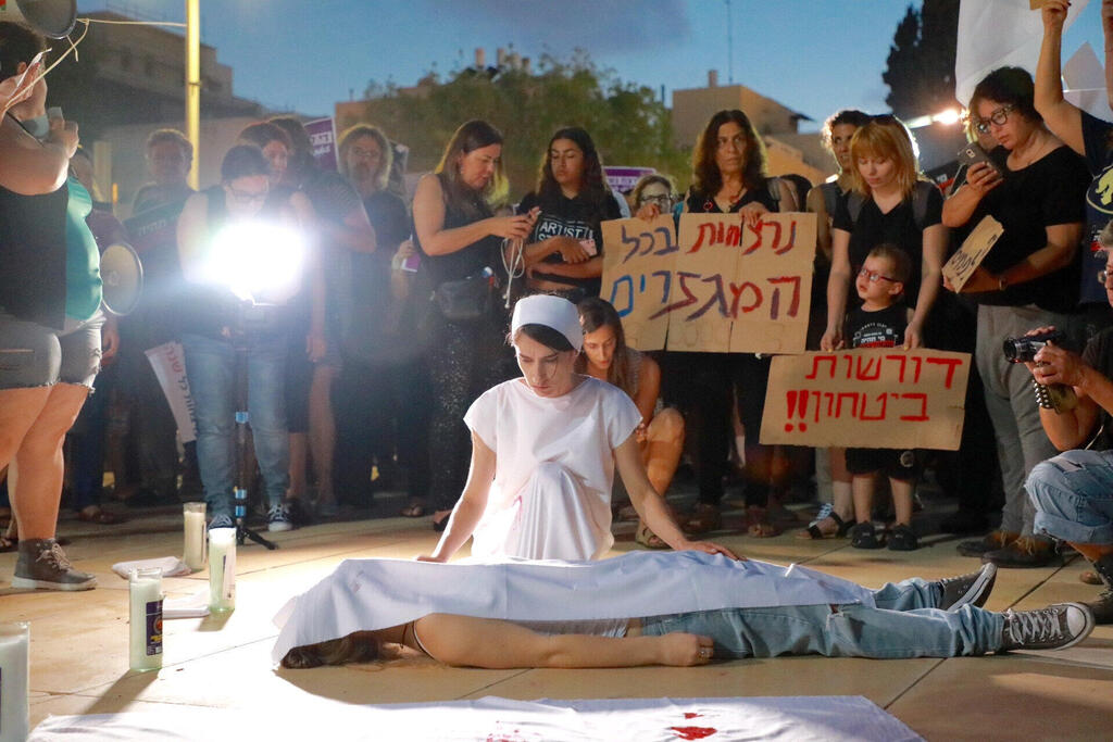 הפגנה נגד אלימות נגד נשים, בתל אביב ב־2017. "מתייחסים לתופעה כאילו זה פשוט אחד מהדברים האלה בחברה, ואנחנו כמעט צריכים לקבל את זה" (צילום: דנה קופל) הפגנה נגד אלימות נגד נשים, בתל אביב ב־ 2017 . "מתייחסים לתופעה כאילו זה פשוט אחד מהדברים האלה בחברה, ואנחנו כמעט צריכים לקבל את זה"