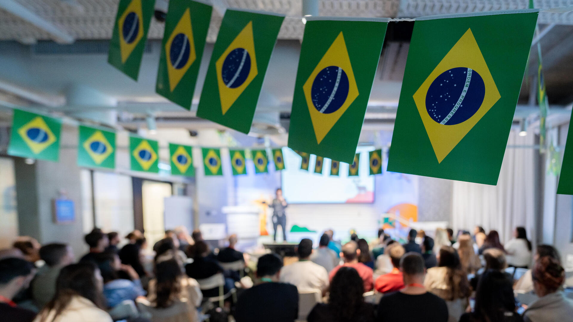 כך תהפכו את האתגר להזדמנות בעזרת שילוב בין AI לאנשים