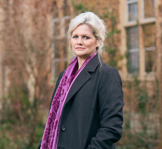 מונקטון־סמית. "הבת שלי היתה במערכת יחסים מסוכנת, ויצאה רק בשלב השישי"