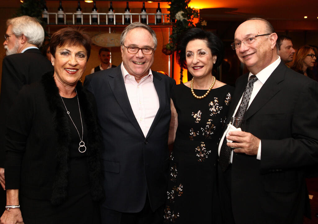 ההורים יאיר ואילנה (משמאל), עם אחיו של יאיר גדעון המבורגר ואשתו חנה. הפכו סוכנות ביטוח קטנה לאימפריה ששווה כמעט 30 מיליארד שקל