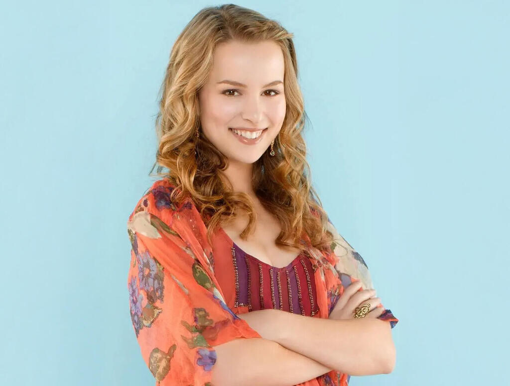 בריג'יט מנדלר כששיחקה בסדרה גוד לאק צ'ארלי של דיסני רוחב