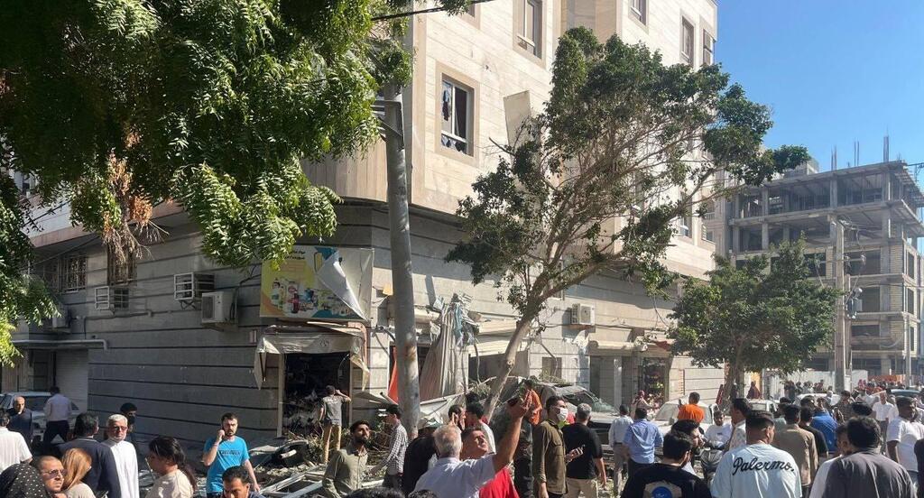 זירת פיצוץ נזק ב בניין עיר נמל בנדר עבאס איראן