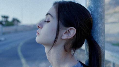 הבמאי דני רוזנברג הפסיק לנבא מלחמות, ויצא לניר עוז