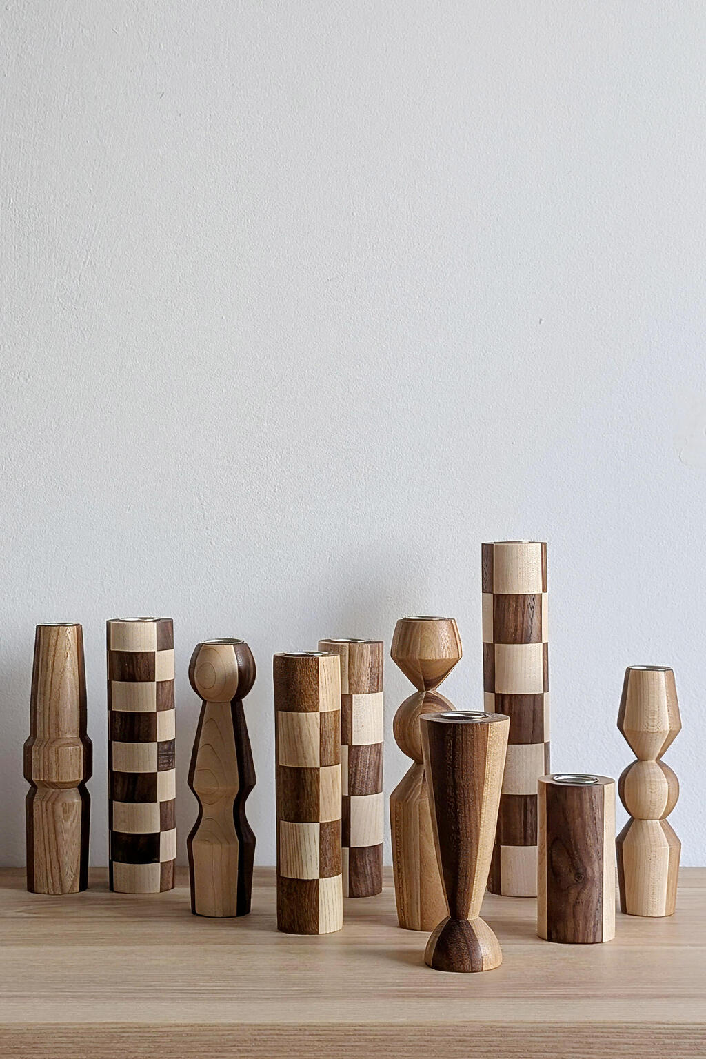 פמוטי העץ של Frill Furniture נוצרים בעבודת יד מלוחות מייפל ואגוז המעצבת גילה בביץ פנאי