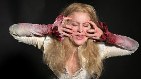 "כשהדיבוק שלי מדבר, הוא דמוני, ארוטי מאוד, סקסואלי ויצרי"