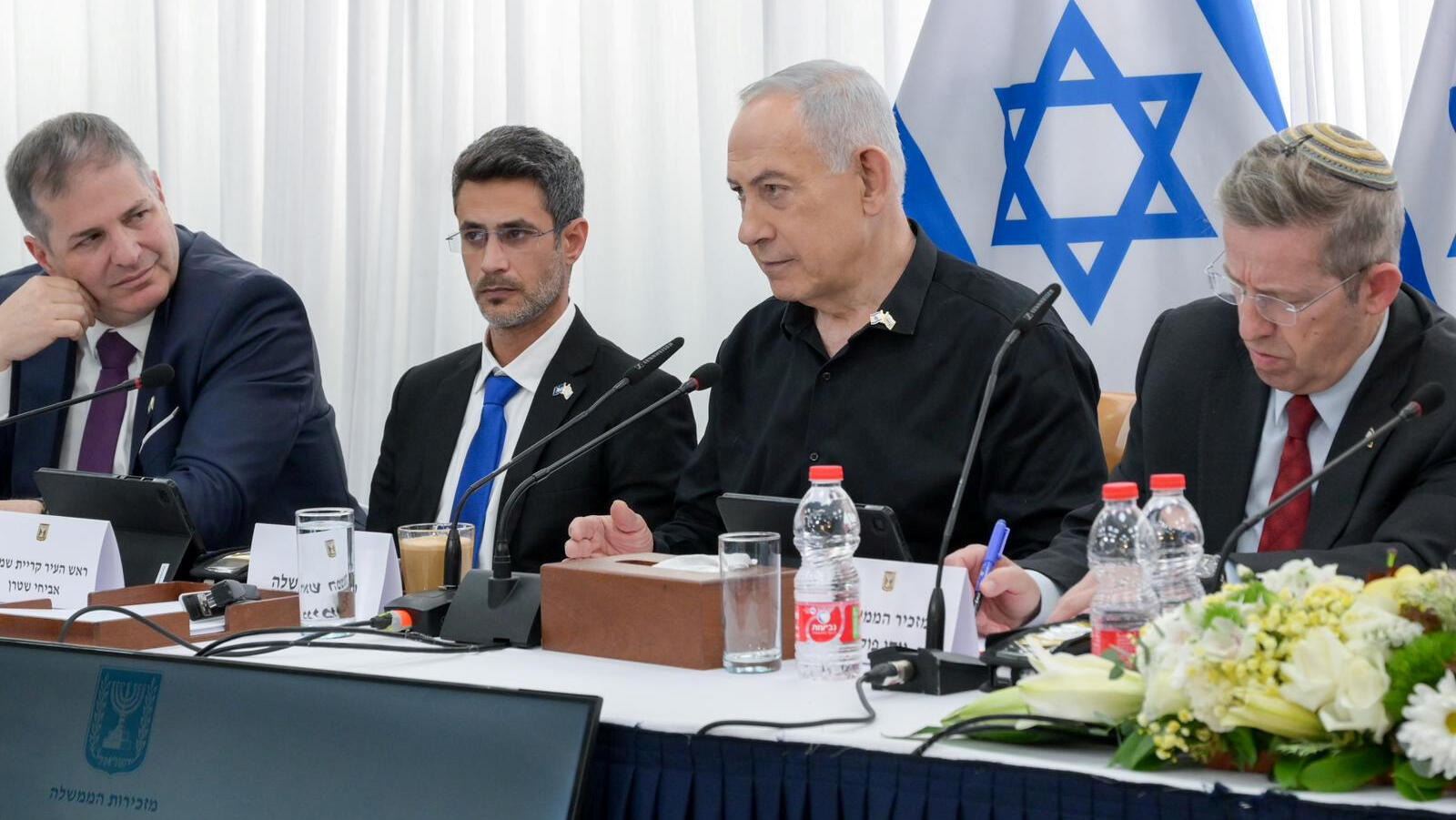 ישיבת ממשלה ב קריית שמונה מימין מזכיר הממשלה יוסי פוקס ראש הממשלה בנימין נתניהו ראש עיריית קריית שמונה אביחי שטרן ושר החינוך יואב קיש