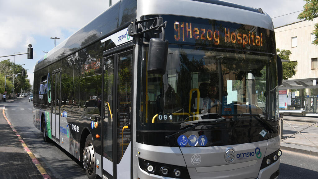 אוטובוס של סופרבוס בירושלים. אחת הערים המובילות באלימות נגד נהגים (צילום: יואב דודקביץ) אוטובוס של סופרבוס ב ירושלים 14.8.22