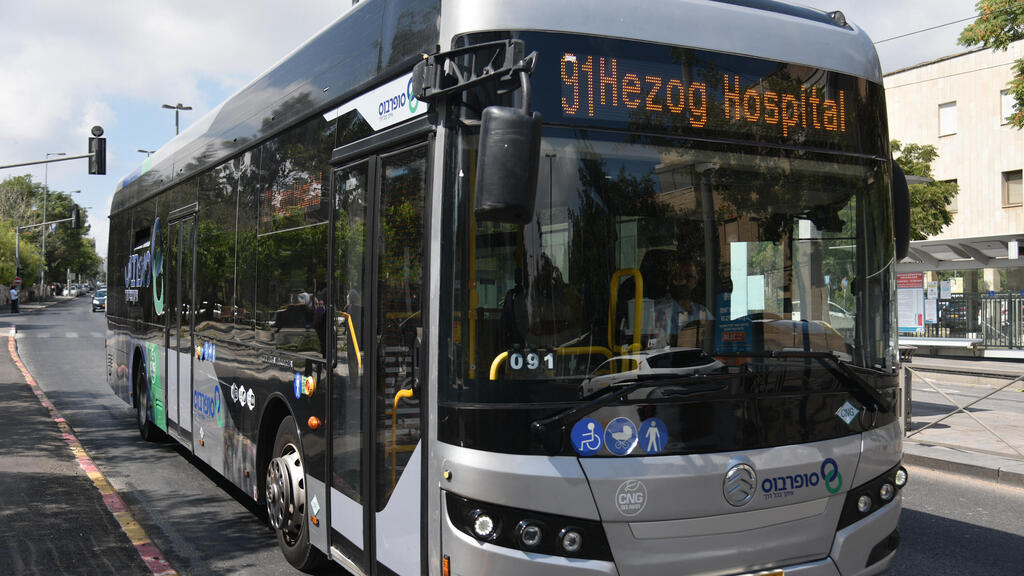 אוטובוס של סופרבוס בירושלים (צילום: יואב דודקביץ) אוטובוס של סופרבוס ב ירושלים 14.8.22