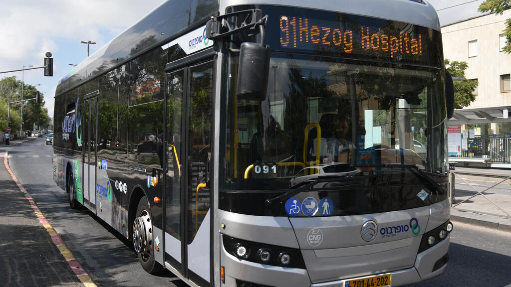 אוטובוס של סופרבוס בירושלים (צילום: יואב דודקביץ) אוטובוס של סופרבוס ב ירושלים 14.8.22