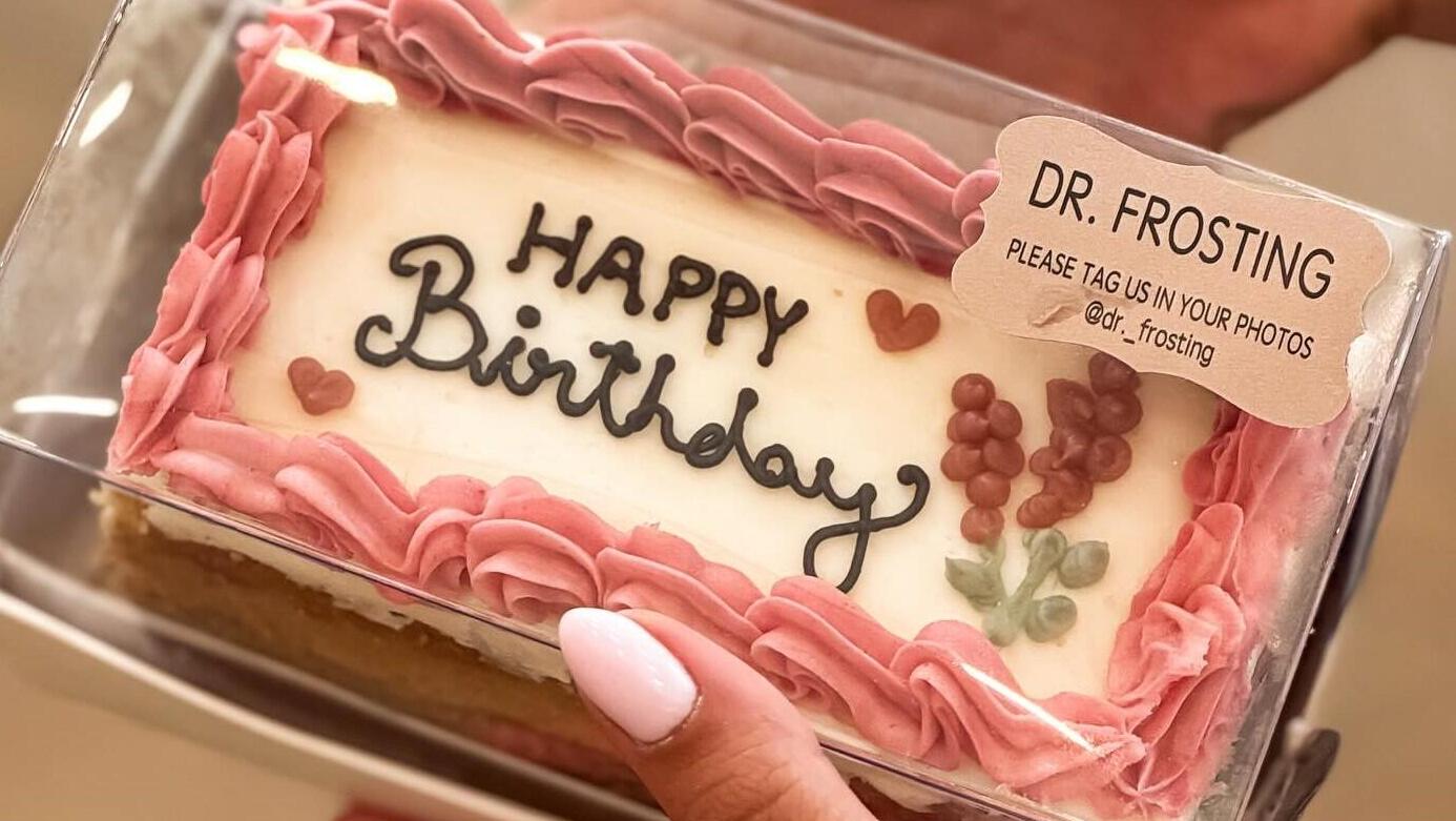 עוגה של קונדיטוריה Dr. Frosting 