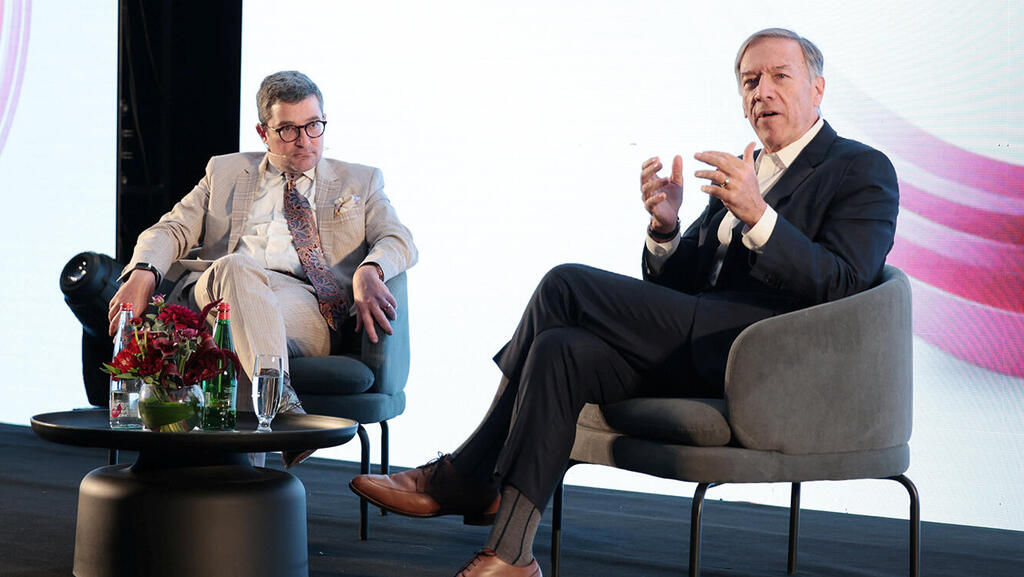 כנס מסתכלים קדימה - מימין מייק פומפאו לשעבר מזכיר המדינה של ארה"ב ו יוסי סגול יו״ר סגול אחזקות